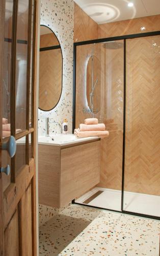 une salle de bain avec douche et lavabo dans l'établissement Belle maison de village du sud, à Aramon