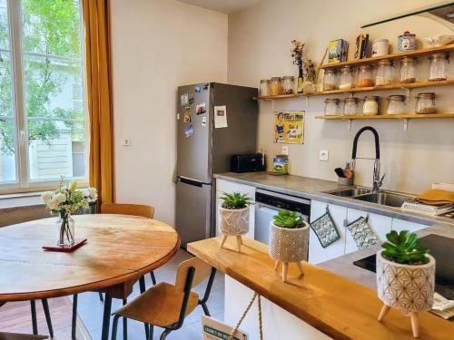 Il comprend une cuisine équipée d'une table et d'un réfrigérateur. dans l'établissement Le Cosy sur cour - T3 Hypercentre Angers, à Angers