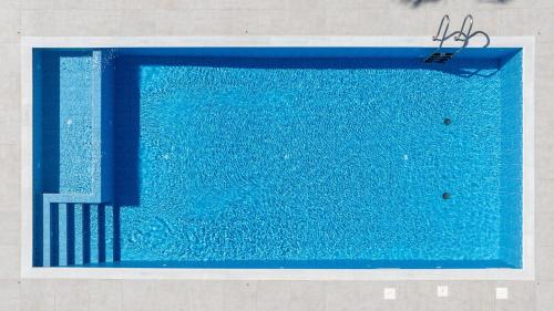 Πισίνα στο ή κοντά στο Socrate's Apartment's with Share Pool
