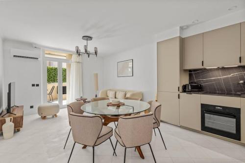 une cuisine et une salle à manger avec une table et des chaises dans l'établissement Extraordinaire avec terrasse, à Cannes