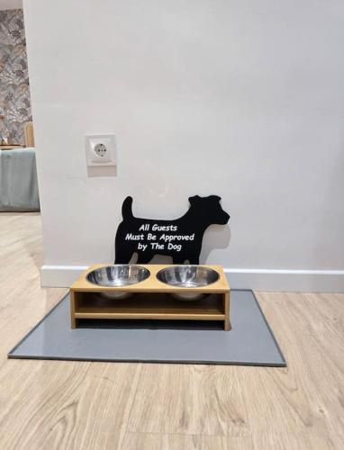 a dog bowlounter with two bowls in a room at San Basilio in Murcia