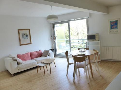 un salon avec un canapé et une table dans l'établissement Chézine, T2 au calme avec balcon, 2pers et parking, à Nantes