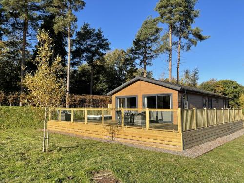 a modular house with a fence in a yard at Hollicarrs - White Rose Lodge in Riccall