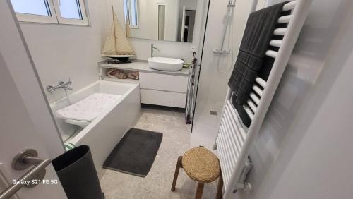une petite salle de bain avec un lavabo et des toilettes dans l'établissement Saint-Jean de Luz, bel appartement 3 pièces - 4 couchages, à Sainte-Barbe