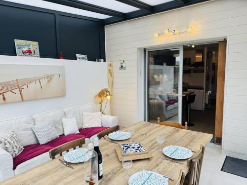 un salon avec une table et un canapé dans l'établissement Agréable maison, jardin clos, 200m plage, à La Trinité-sur-Mer