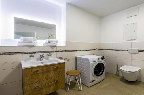 Ένα μπάνιο στο Insel der Asanas - Elegante Ferienwohnung mit Balkon, Kamin & Wellness am Krakower See