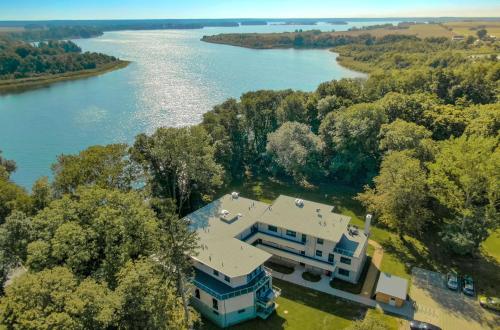 an aerial view of a house next to a river at Bewusstsein - Modernes Apartment mit Terrasse, Walk-In-Dusche & Wellnesszugang in Krakow am See