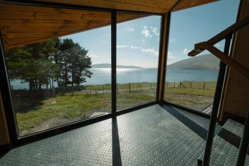 Cottage Tabatskuri في Molit'i: اطلالة على الماء من غرفة مع نافذة