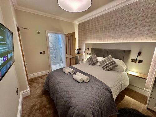 a bedroom with a large bed with two towels on it at Spectacular 2 bed, 2 bath in Edinburgh City Centre in Edinburgh