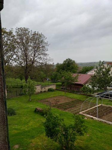 - une vue sur une ferme avec un champ d'herbe dans l'établissement Le Gite du Planey, à Plainemont