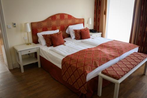 a hotel room with a large bed and a window at Rheinhotel Schulz in Unkel