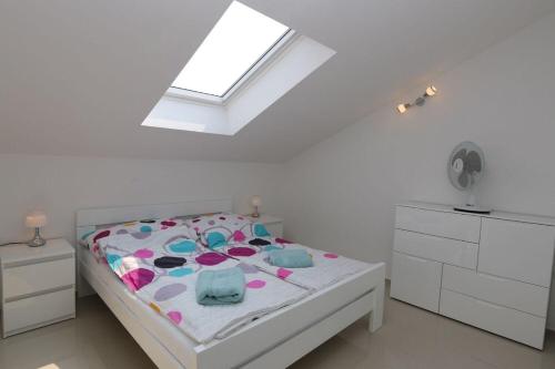 En eller flere senge i et værelse på Apartment Daci