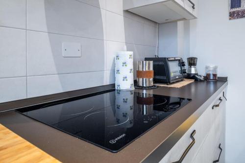 a kitchen with a black stove top oven at Appartamento Lussuoso in Lodi