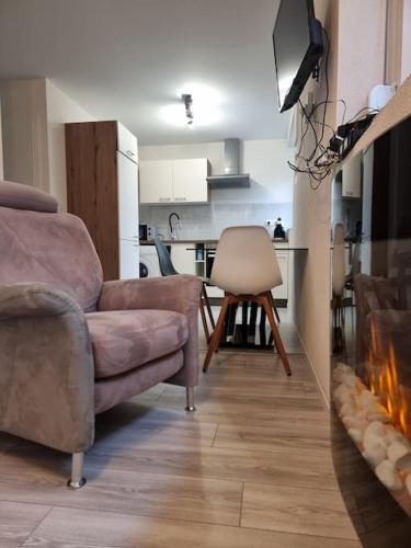 un salon avec un canapé et une cuisine dans l'établissement Top appart V9, à Village-Neuf