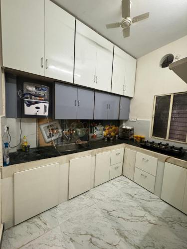 Η κουζίνα ή μικρή κουζίνα στο Trilok Home Stay