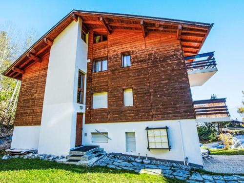 a house with a roof that looks likeminecraft at Apartment Roche-Neige by Interhome in Anzère
