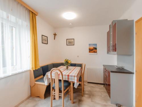 Dapur atau dapur kecil di Apartment Bergblick by Interhome