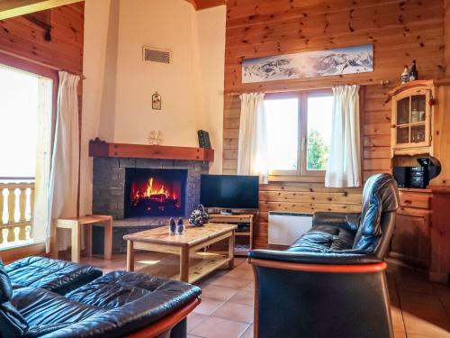 TV a/nebo společenská místnost v ubytování Chalet Chalet Boucaro by Interhome