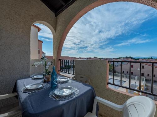 une table et des chaises sur un balcon avec vue dans l'établissement Apartment Les Patios du Barcarès-1 by Interhome, au Barcarès