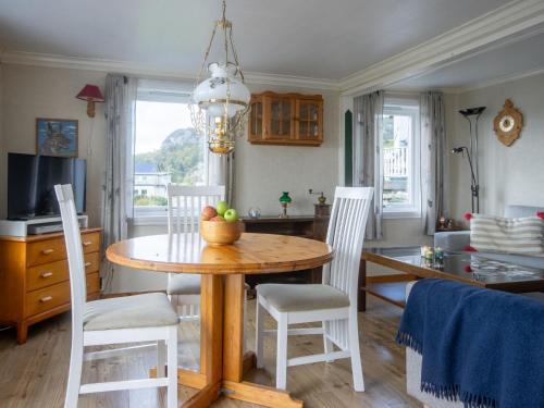 Μια τηλεόραση ή/και κέντρο ψυχαγωγίας στο Holiday Home Soltun by Interhome