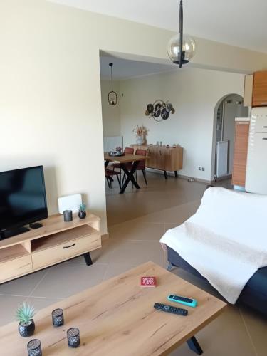 a living room with a television and a table at Kappa house in Vélos