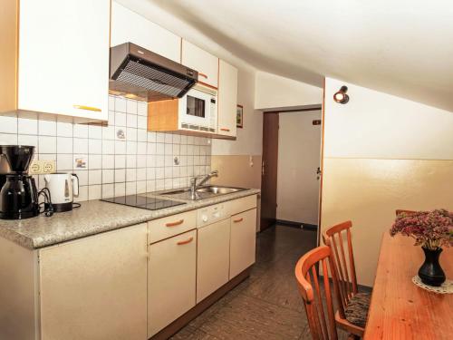 Kuchyňa alebo kuchynka v ubytovaní Apartment Bischofsmütze by Interhome