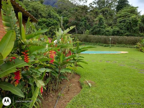 Taman di luar Chalés Sitio Araras