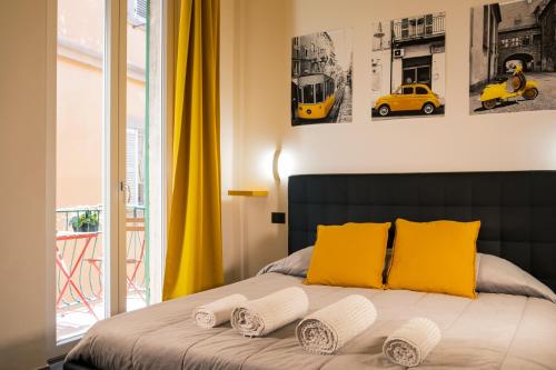 Un dormitorio con una cama con almohadas amarillas. en Porta Romana, en Viterbo