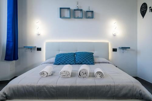 Un dormitorio con una cama grande con toallas. en Porta Romana, en Viterbo