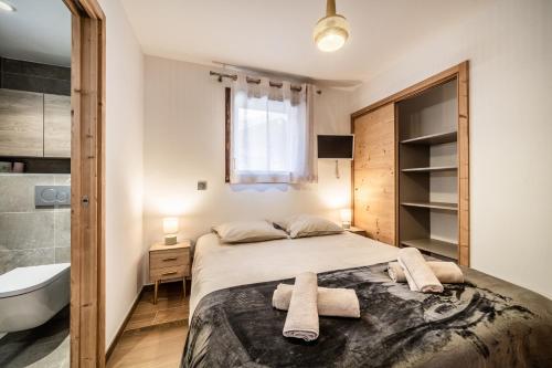 une chambre avec un lit, une baignoire et un lavabo dans l'établissement Echo du Pleney B202 : T3 cabine neuf à 100m des remontées, à Morzine