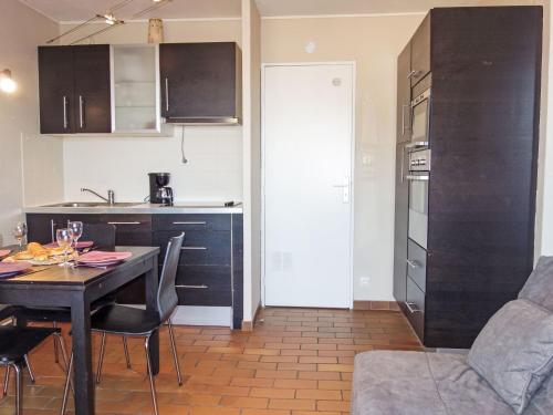 une cuisine avec une table et une salle à manger dans l'établissement Apartment Les Aigues Marines-62 by Interhome, à Saint-Cyr-sur-Mer