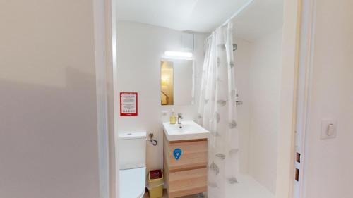 une salle de bain avec un lavabo et une douche dans l'établissement Studio Castelnau, à Strasbourg