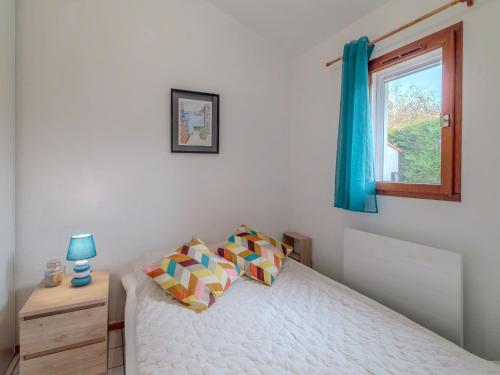 une chambre avec un lit et une fenêtre dans l'établissement Holiday Home Bois Soleil by Interhome, à Saint-Palais-sur-Mer