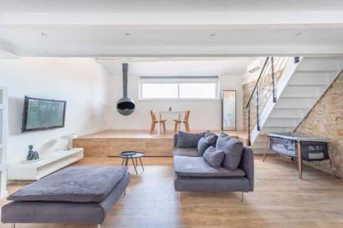 un salon avec un canapé et une table dans l'établissement 27ORV - Cosy apartment, Vieux Port, à Marseille