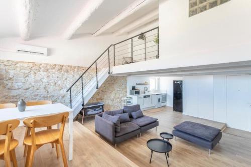 un salon avec un canapé et une table dans l'établissement 27ORV - Cosy apartment, Vieux Port, à Marseille