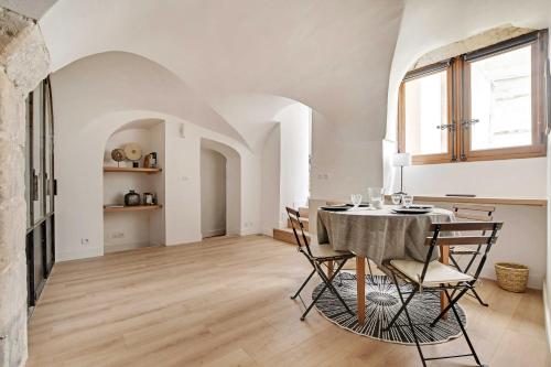 une salle à manger avec une table et des chaises dans l'établissement Cozy Appartement - 2BR-4P - Cathédrale de Notre Da, à Paris