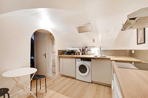 - une cuisine avec lave-linge et sèche-linge dans la chambre dans l'établissement Cozy Appartement - 2BR-4P - Cathédrale de Notre Da, à Paris