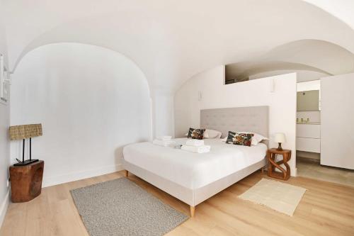 une chambre blanche avec un lit blanc dans une pièce dans l'établissement Cozy Appartement - 2BR-4P - Cathédrale de Notre Da, à Paris