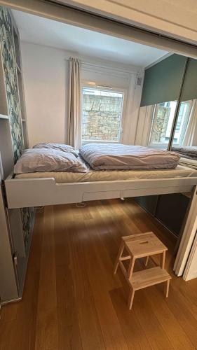 - une chambre avec des lits superposés et du parquet dans l'établissement Appartement Paris 16, à Paris