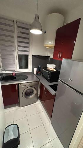 Il comprend une cuisine équipée d'un réfrigérateur et d'une cuisinière. four supérieur dans l'établissement Appartement Paris 16, à Paris