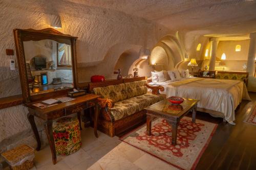 Postel nebo postele na pokoji v ubytování Cappadocia Gamirasu Cave Hotel