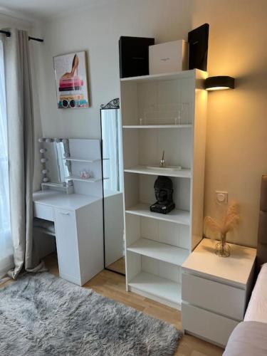 - une étagère blanche dans le salon dans l'établissement Appartement Paris vue Tour Eiffel Trocadéro, à Paris