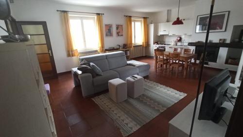 a living room with a couch and a kitchen at Al Grillo in Carrù