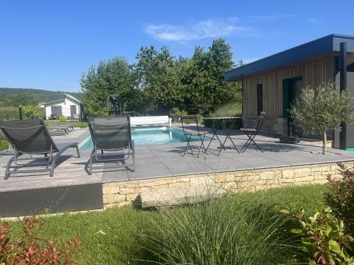 Gallery image of APPART-HOTEL n 4 calme avec terrasse, Wi-fi haut débit, petit-déjeuner, room-service et parking privé in Chouzelot