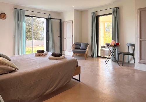 une chambre avec un grand lit avec deux serviettes dessus dans l'établissement La Calade de Goult, à Goult