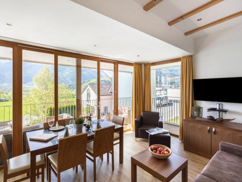 Televízia a/alebo spoločenská miestnosť v ubytovaní Apartment Emma-4 by Interhome
