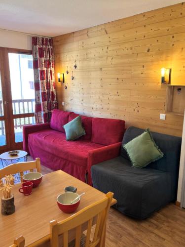 un salon avec un canapé et une table dans l'établissement Appartement 5 personnes - Lumière des Neiges A 209, à Valmeinier