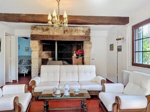 Elle comprend un salon doté d'un mobilier blanc et d'une cheminée. dans l'établissement La pomme bleu, à Deauville