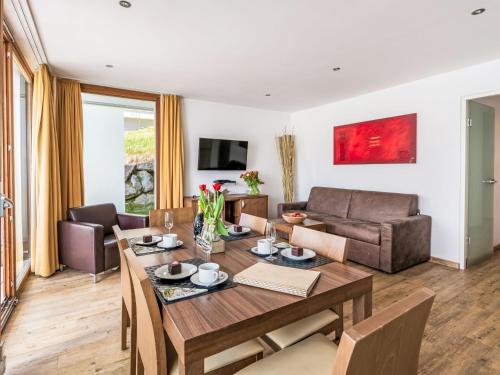 Televízia a/alebo spoločenská miestnosť v ubytovaní Apartment Emma-1 by Interhome