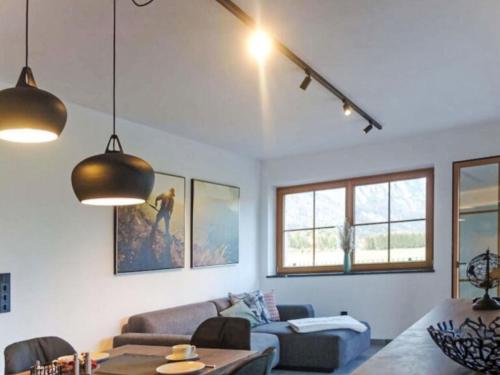 una sala de estar con un sofá y una mesa en Apartment Die Tagträumerei by Interhome, en Langkampfen
